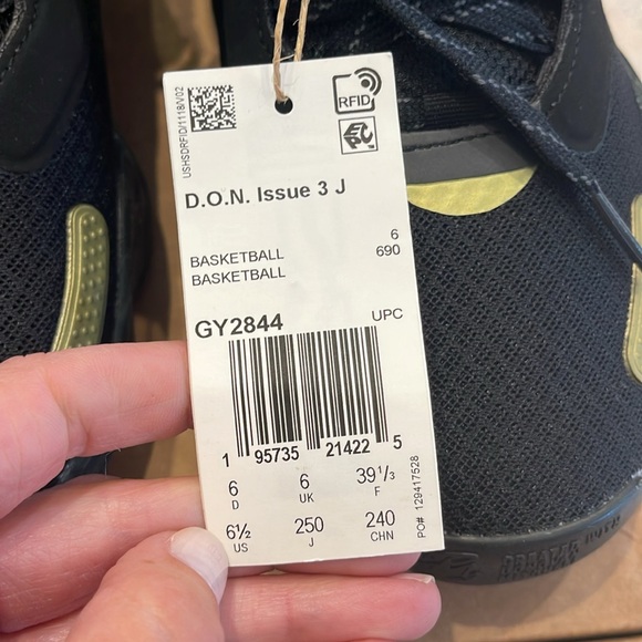 NWT - D.O.N. Issue 3 Basketball sneakers - size 6.5 - black and gold - Picture 9 of 9